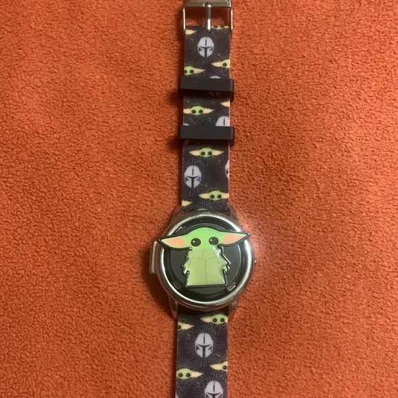 Star Wars Mandalorian Baby Yoda LCD Flip Top Spinner Watch - Picture 1 of 8